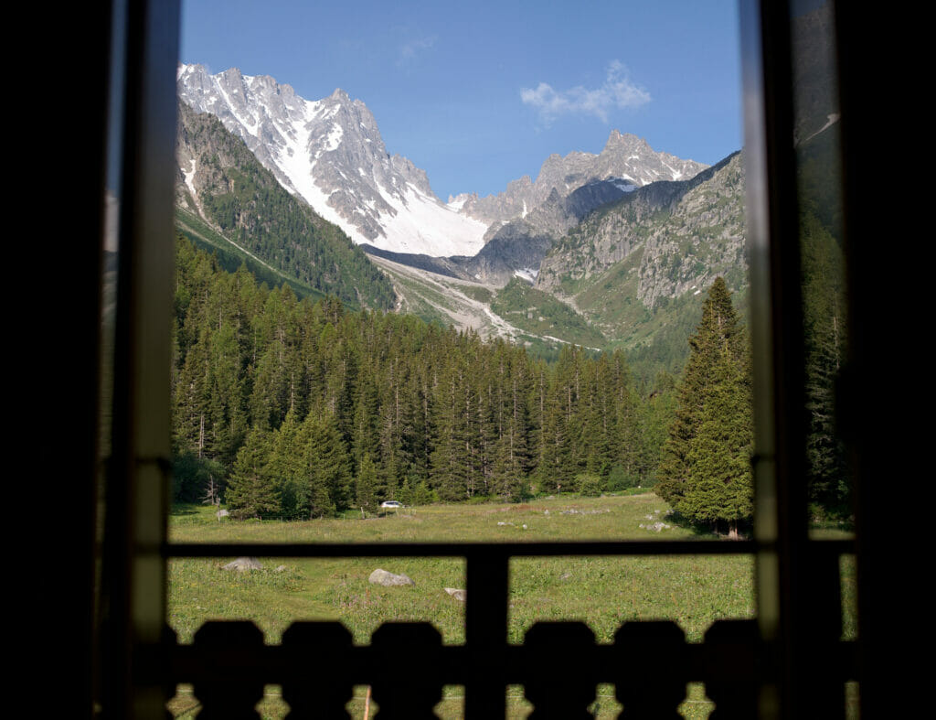 chambre avec vue sur les alpes