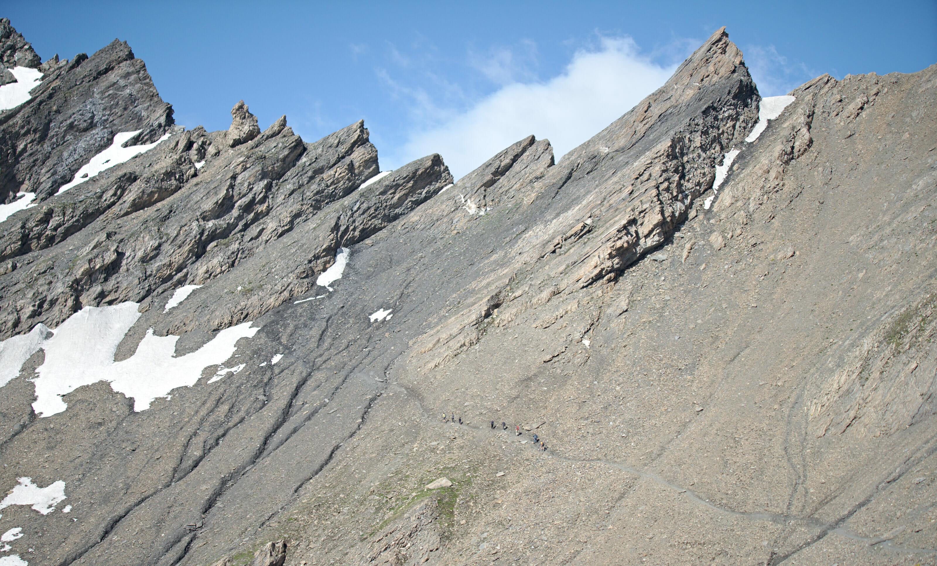 sentier dans un pierrier en montagne