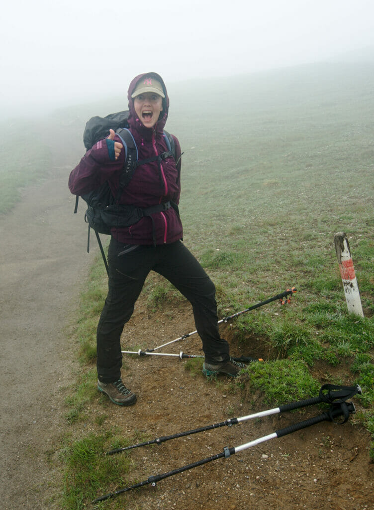 randonneuse dans le brouillard