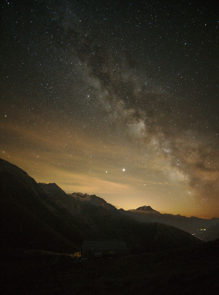 photo de voie lactée dans les alpes