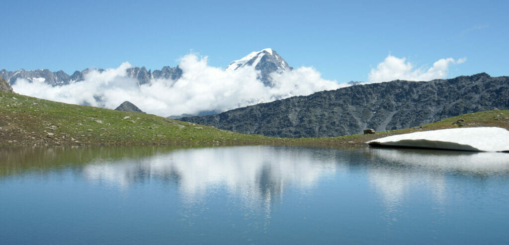 lac de montagne et réflexion