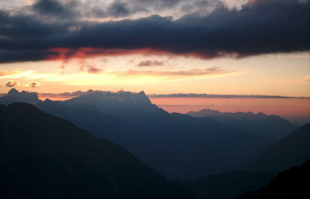 coucher de soleil en montagne