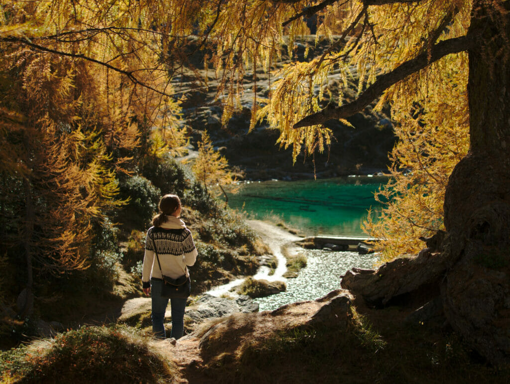 lac bleu automne au val d'hérens