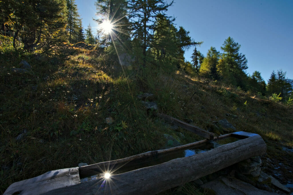 soleil qui se reflète dans la fontaine