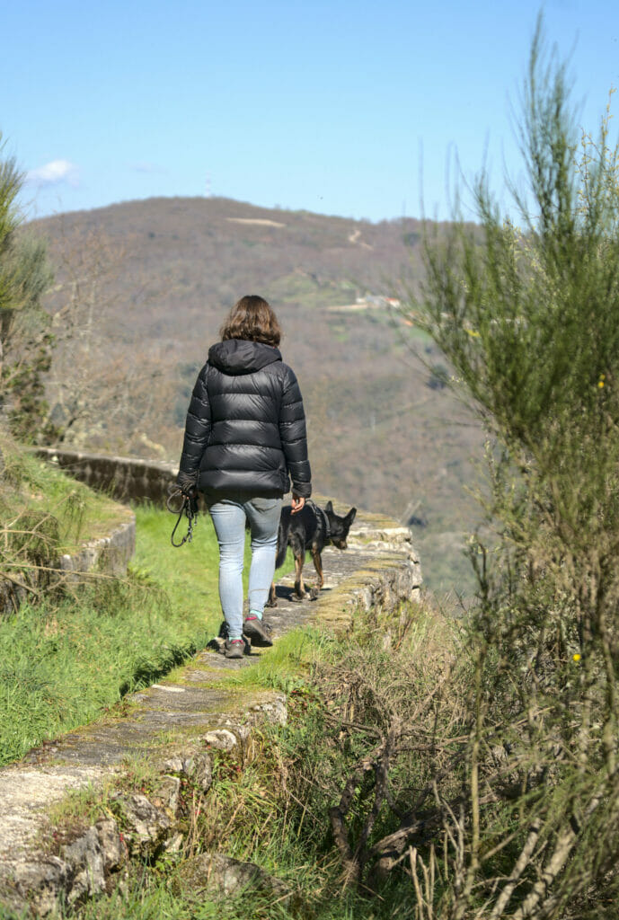 marcher sur le muret du canal