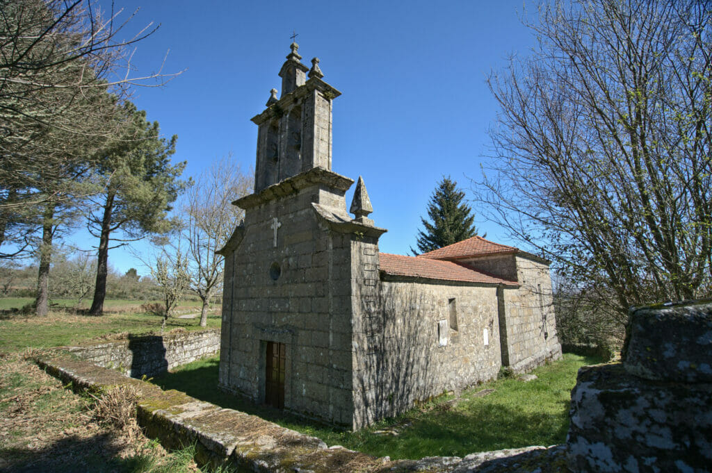 église dans la Ribeira Sacra