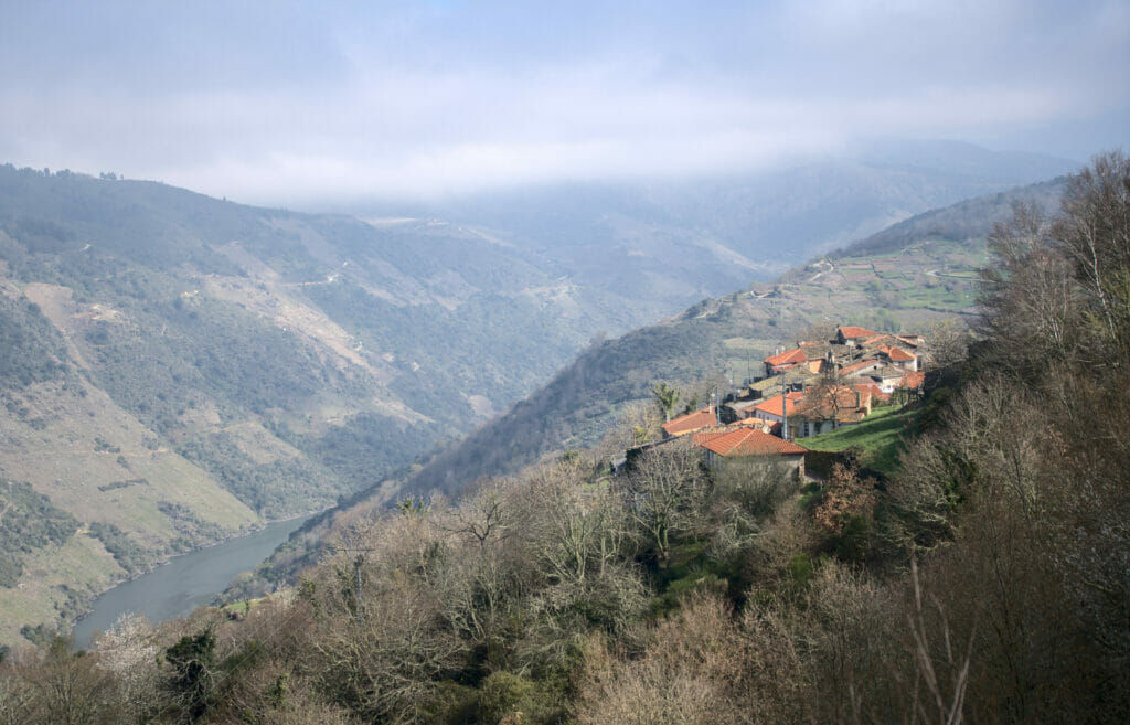 le village de San Lourenzo perché sur le Canyon del Sil