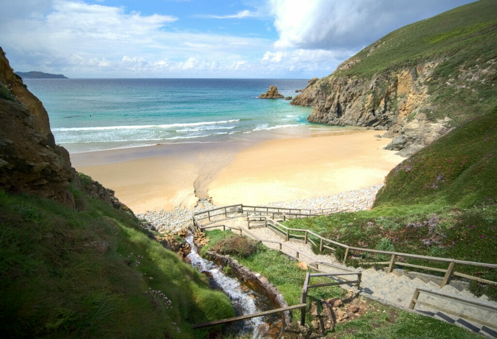 le petit escalier qui descend à la plage de Campelo