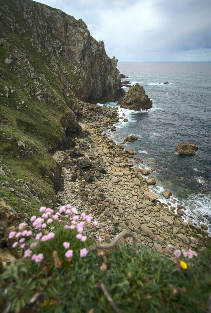 la plage de pierres de Lopesa en Galice