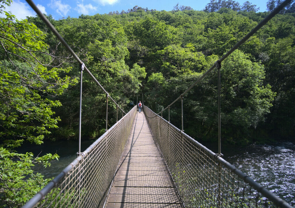 la passerelle sur la rivière Eume