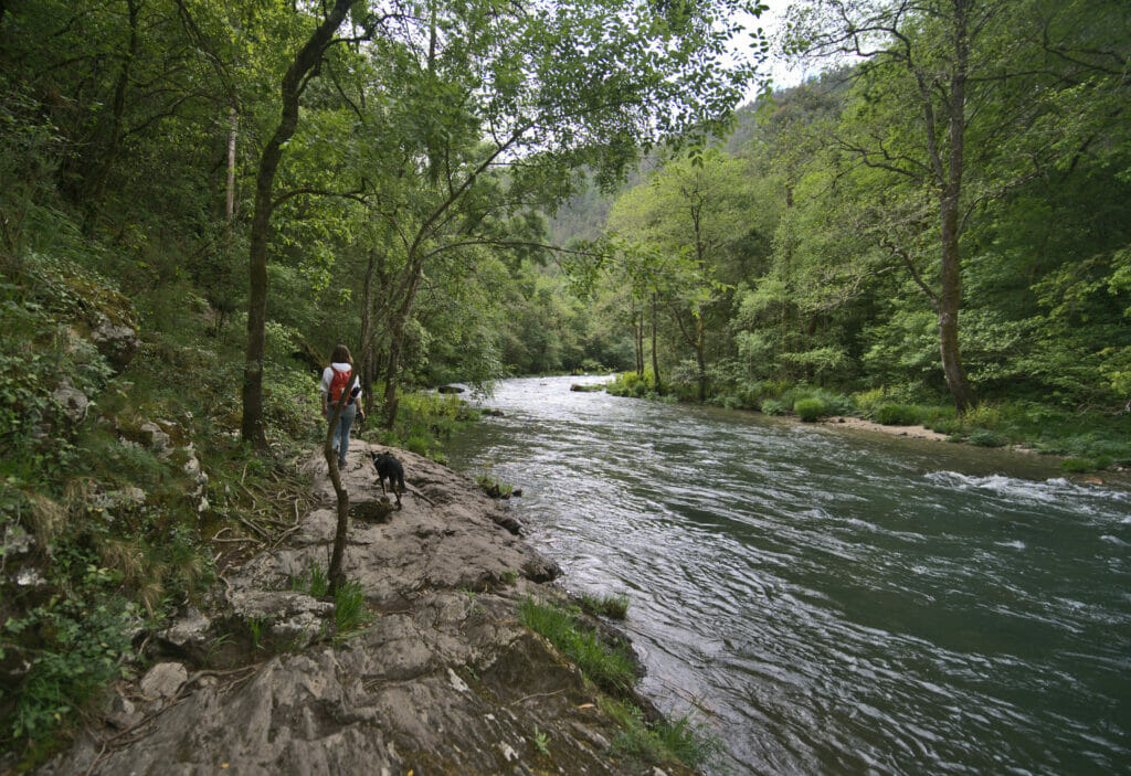 le sentier os encomendeiros le long de la rivière Eume