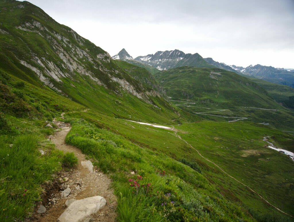 vue sur la route du col de l'Oberalp en montant au lac de Toma