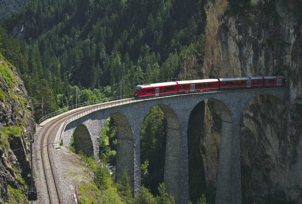 train sur le viaduc de landwasser