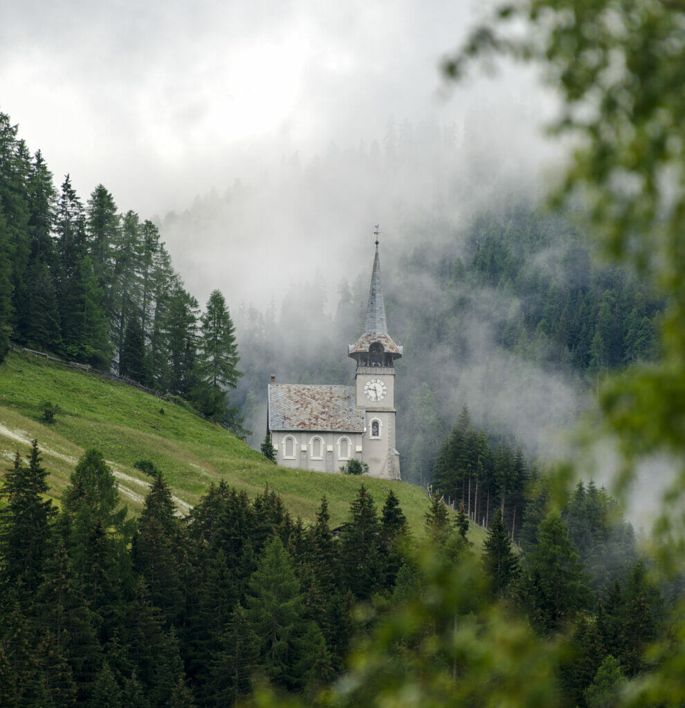 un belle église dans les nuages de Grisons