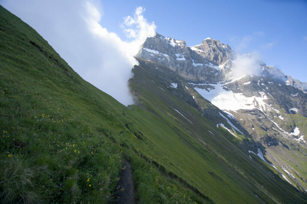 sentier de chalin sur l'arrête du Dardeu