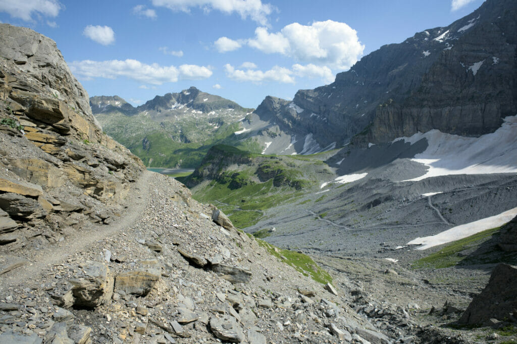 chemin qui descend à Salanfe