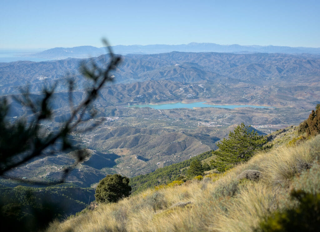 le lac Vinuela vu d'en haut avec toute la région de La Axarquia