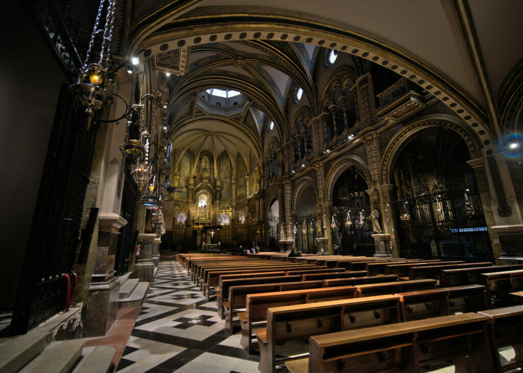 l'intérieur de la basilique de Montserrat