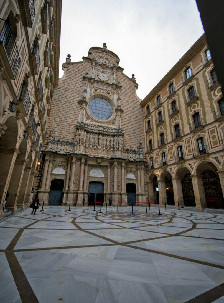 façade avant de la basilique de Montserrat