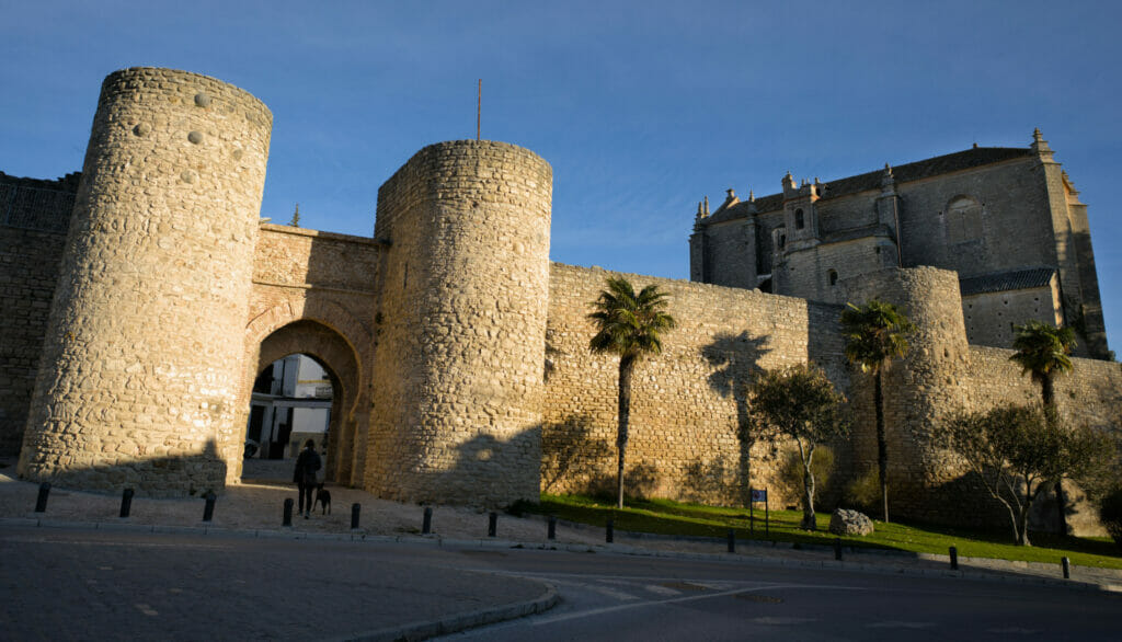 la porte de Almocabar dans la vieille ville de Ronda