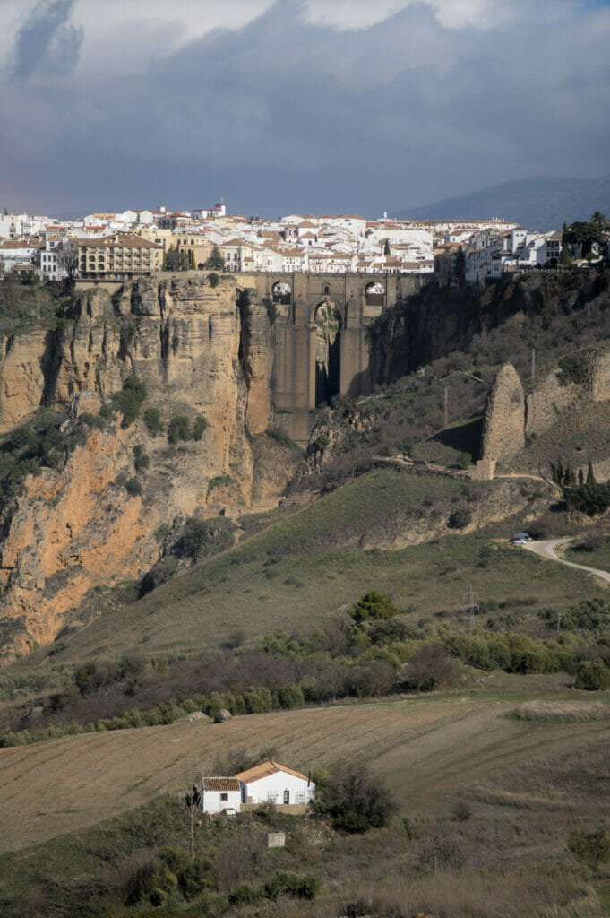 Ronda et le pont nouveau au-dessus de la gorge El Tajo