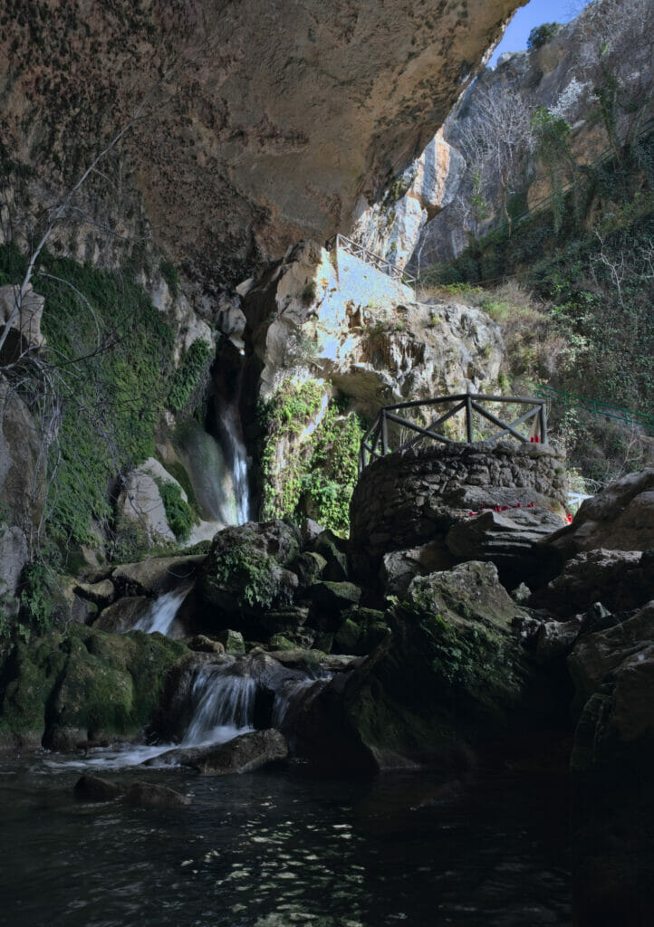 grotte andalousie avec cascade