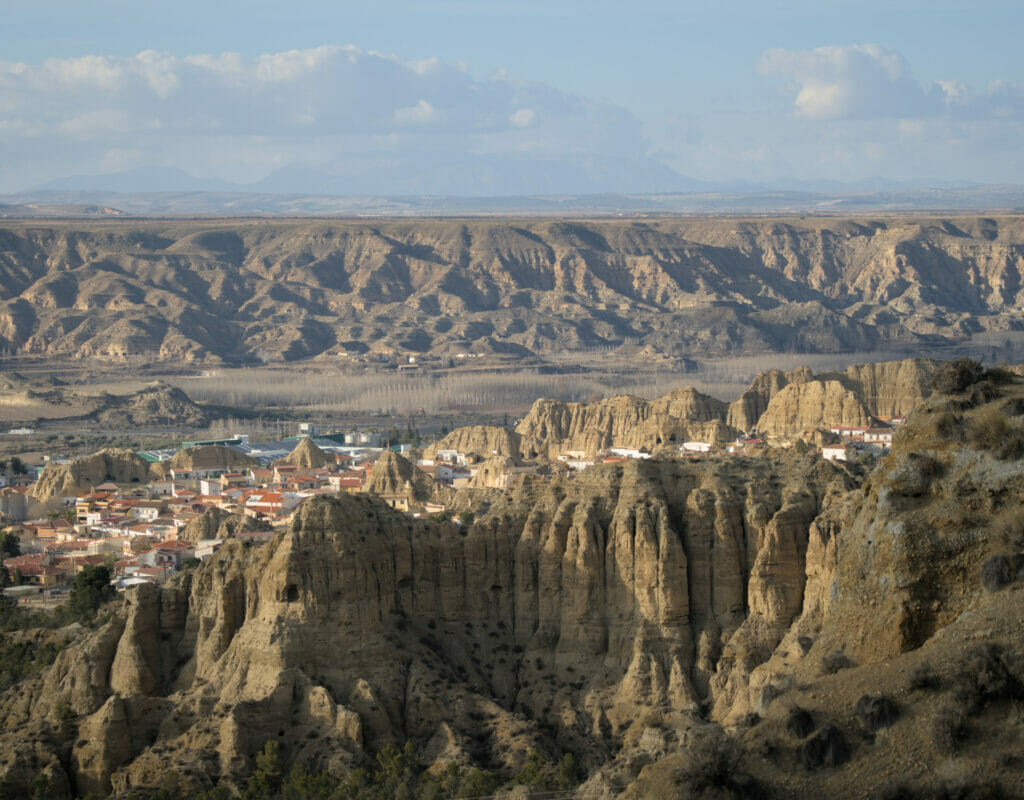 le village de Purullena et ses badlands