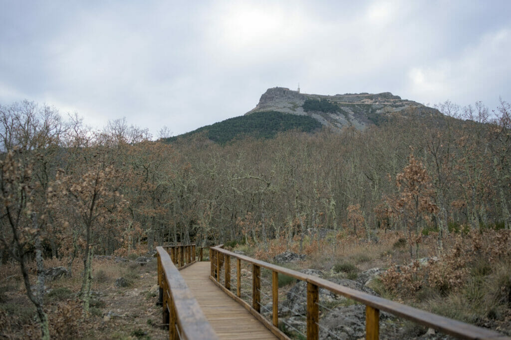 passerelle avec vue sur la peña de francia