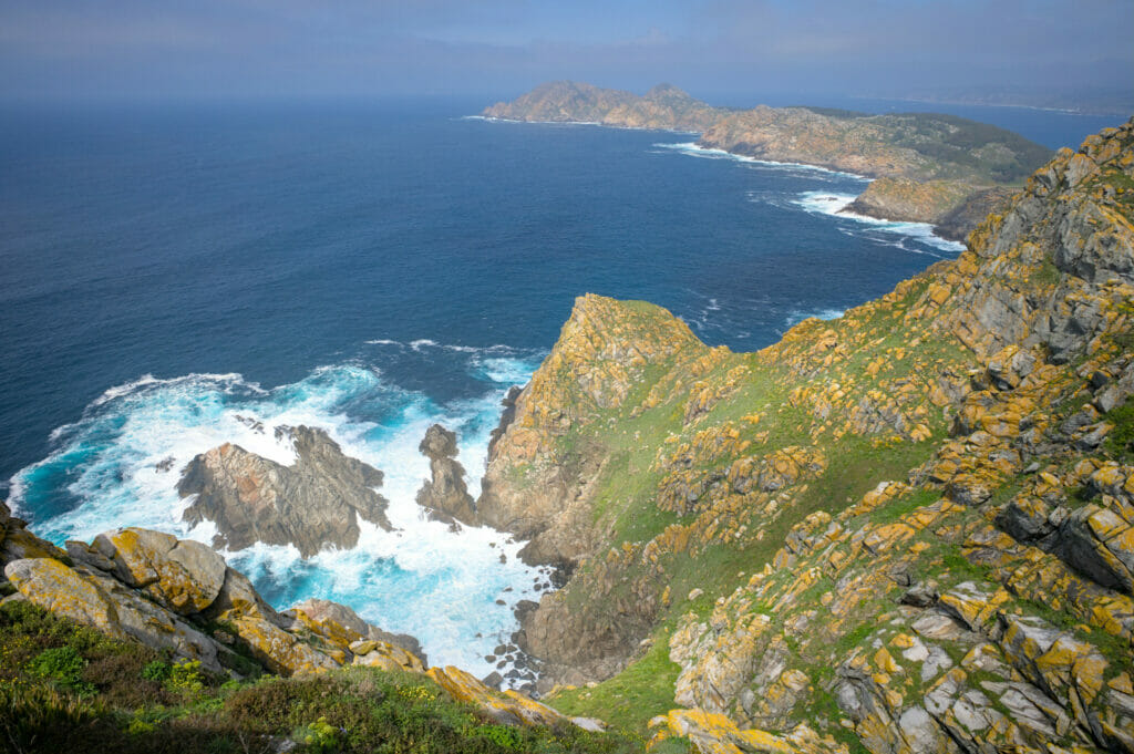 la vue au nord du phare des îles Cies