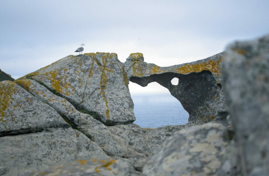 un trou dans les rochers sur les îles Cies