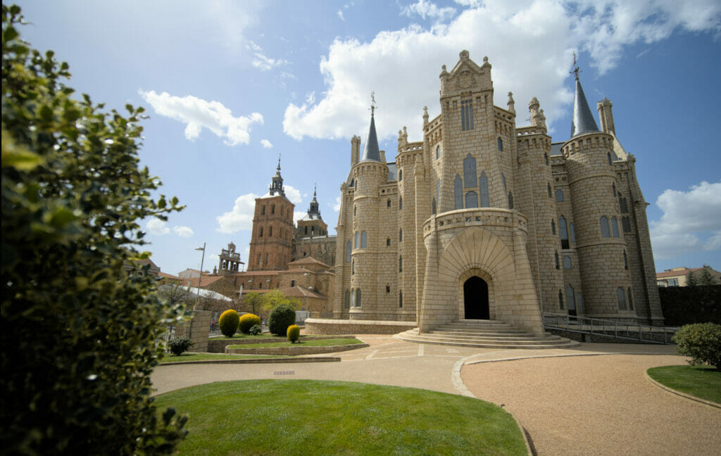 palais épiscopal de Gaudi
