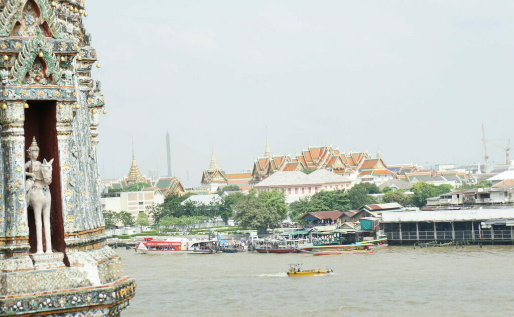 Vue sur le palais royal depuis Wat Arun à Bangkok