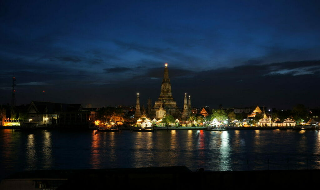 Wat Arun la nuit tombée
