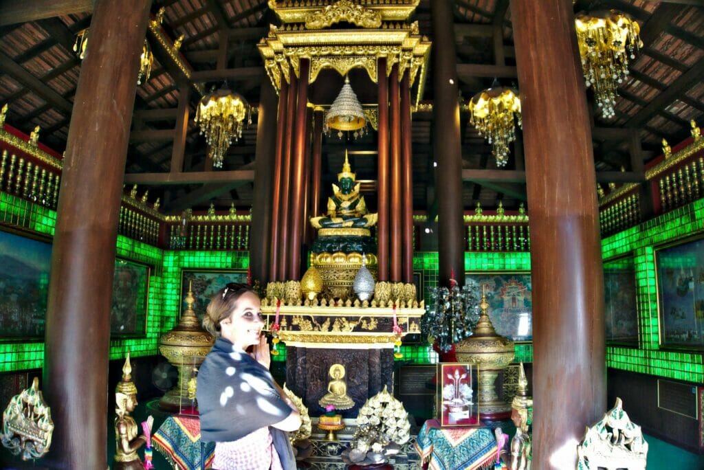 Le bouddha d'émeraude dans le temple Wat Phra Kaew à Chiang Rai