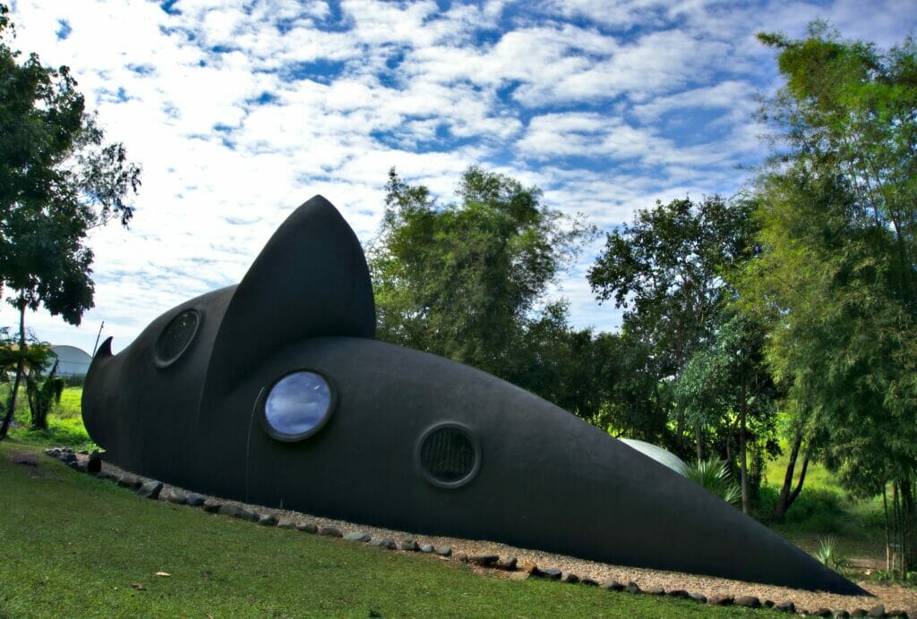 Dans le jardin de Baan Dam à Chiang Rai