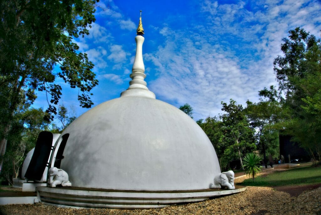 Dans le jardin de Baan Dam à Chiang Rai