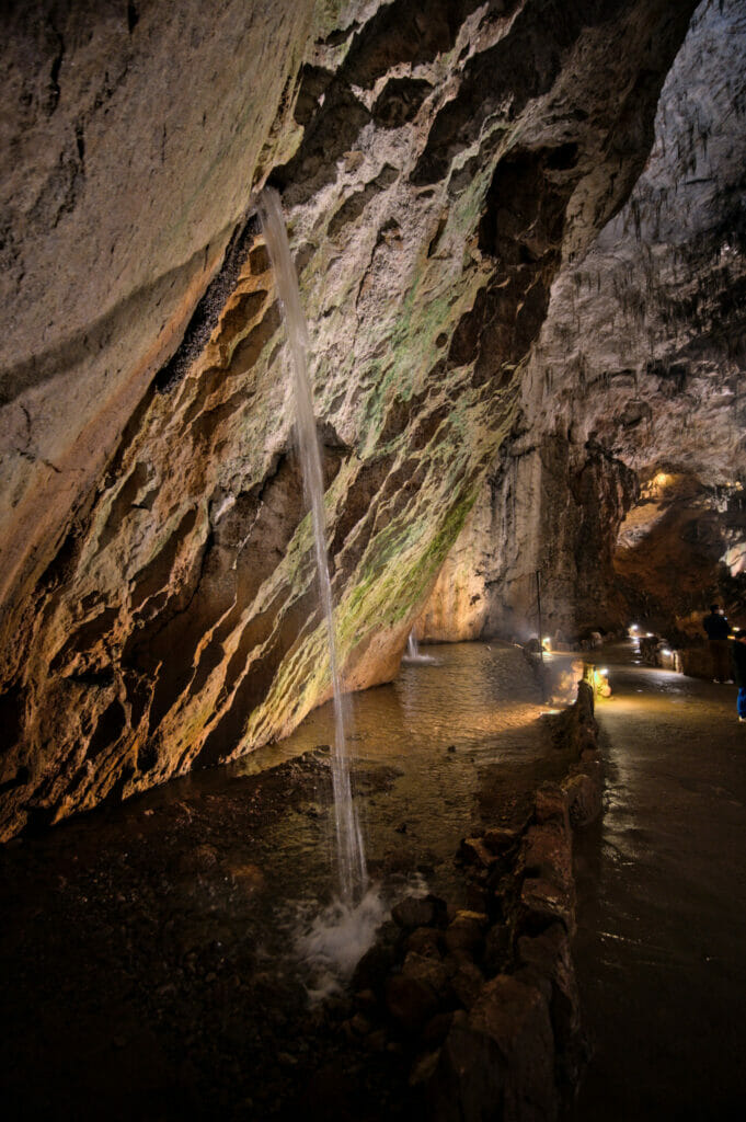 cascade jaillissant des rochers à Valporquero