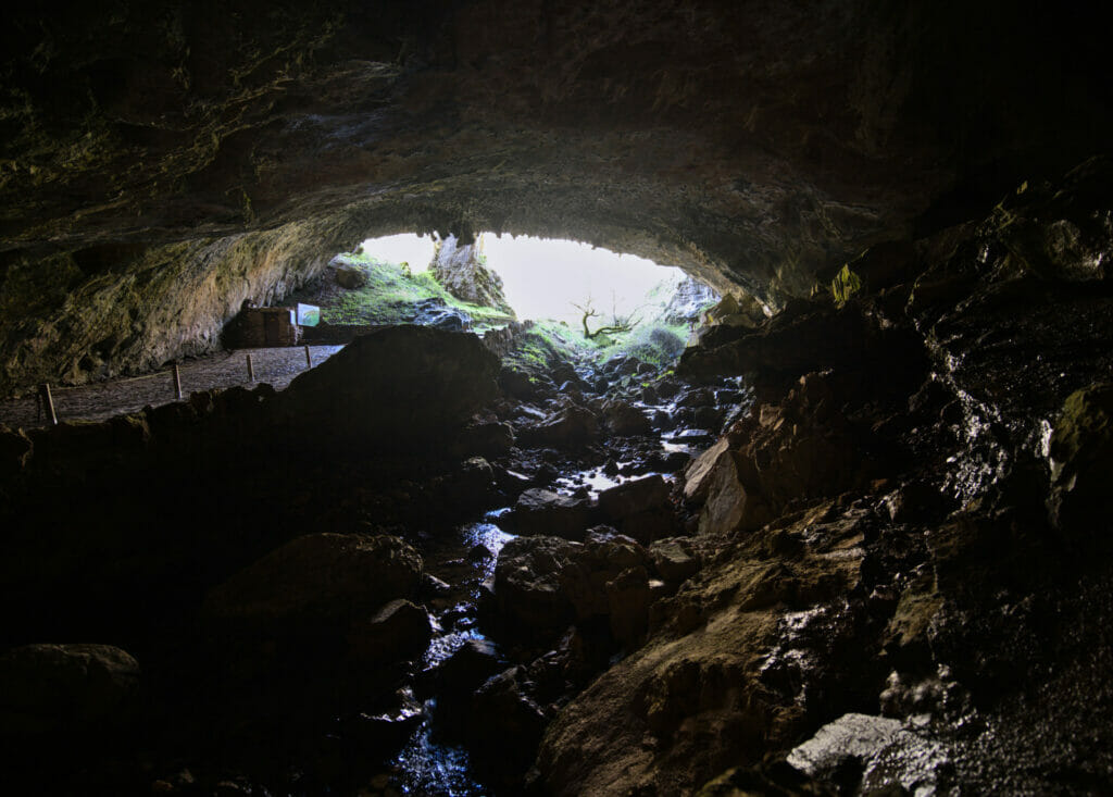 entrée de la grotte de Valporquero