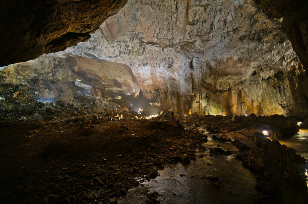 chambre de la grotte de Valporquero avec la rivière