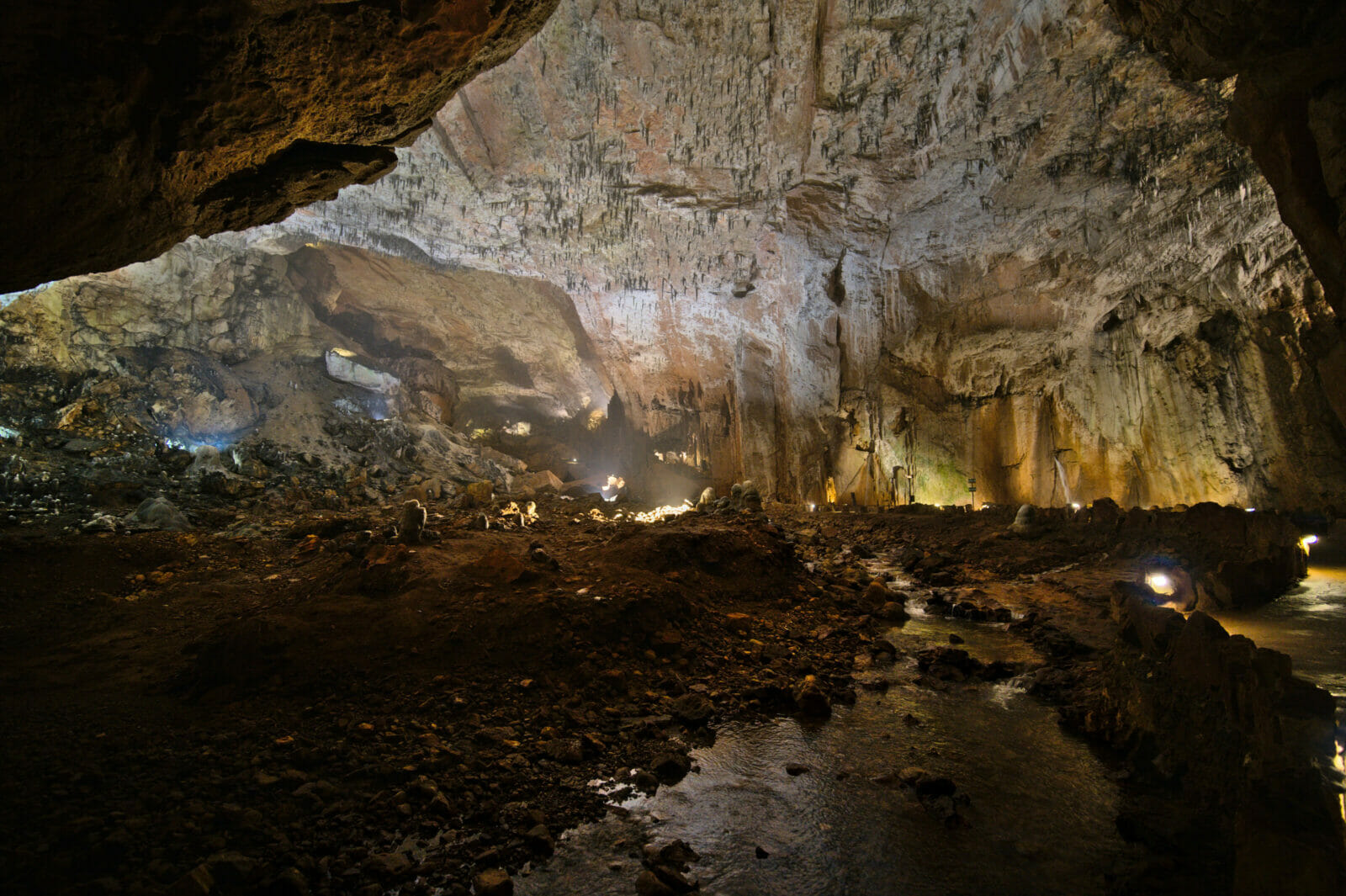 La grotte de Valporquero et les montagnes de Riaño au nord de León
