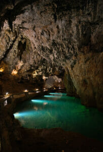 lac dans la grotte de Valporquero