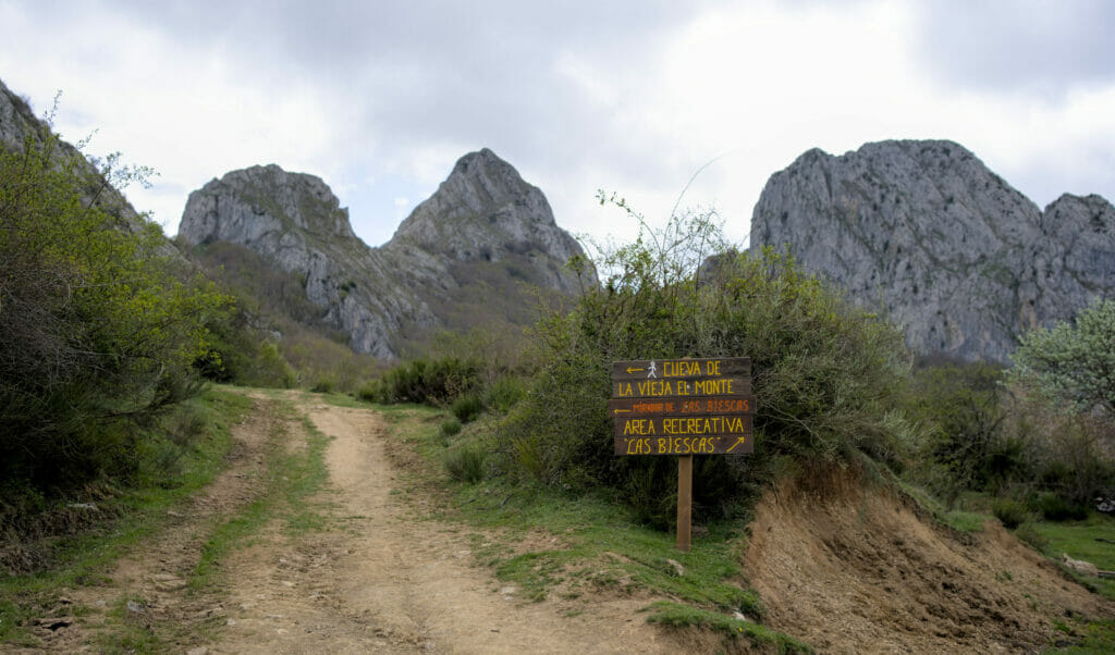 indication de la cueva de la vieja el monte