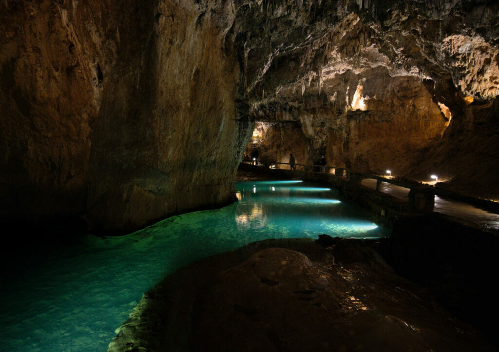 lac dans la grotte de Valporquero