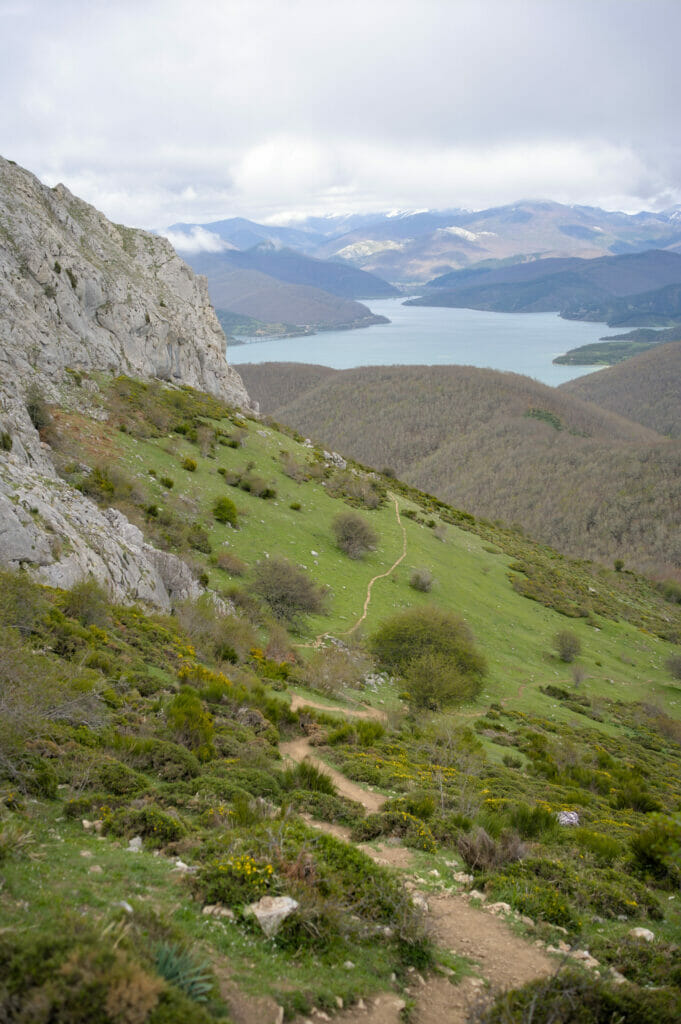 la vue sur le lac de Riaño qui se dégage