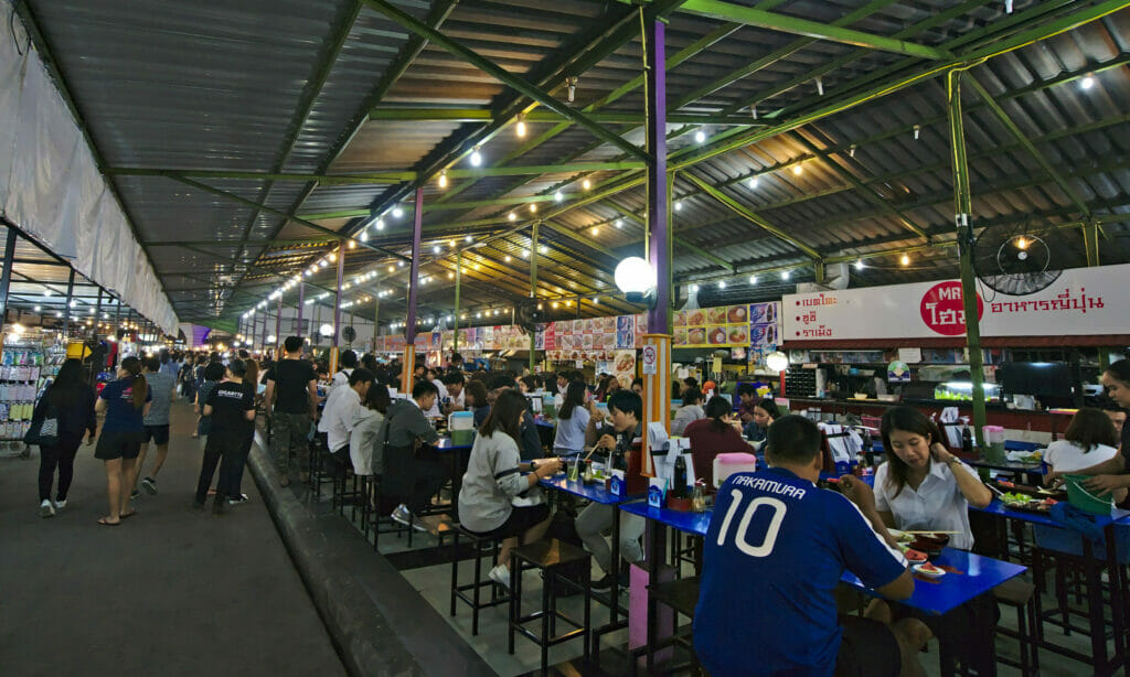 Night Market à côté de l'université à Chiang Mai