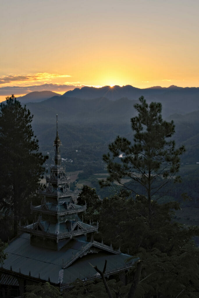 coucher de soleil au Wat Phrathat Doi Kongmu