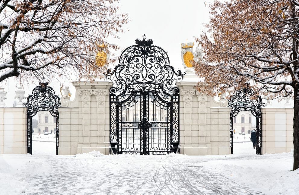 Porte d'entrée du Belvedere sous la neige à Vienne en hiver