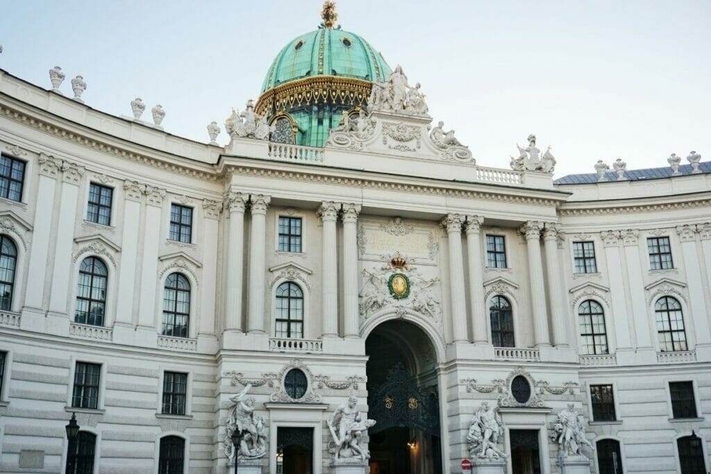La façade du palais Hofburg de Vienne