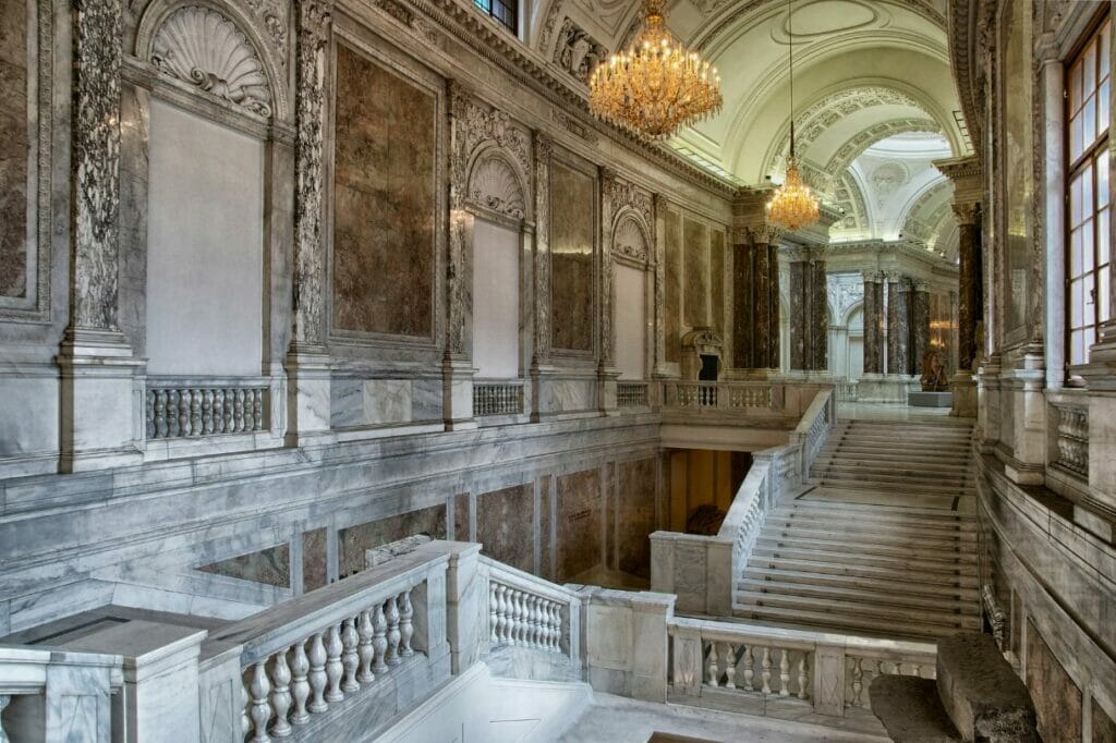 L'intérieur fait de marbre du palais de Hofburg