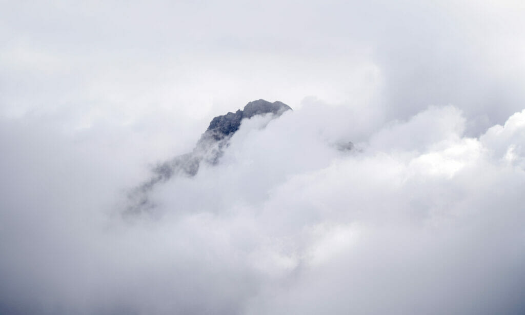 montagne dans les nuages
